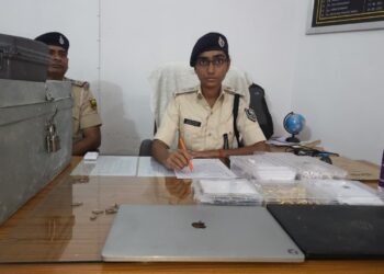 गोपालगंज :- पुलिस ने थावे थाना क्षेत्र के अमेठीखुर्द गांव में बड़े साइबर क्राइम मॉड्यूल का किया पर्दाफाश! छापेमारी में 1 करोड़ 5 लाख 49 हजार 850 रुपये नकद, सोना-चांदी के जेवर,85 एटीएम कार्ड, 75 पासबुक, लैपटॉप और कार बरामद