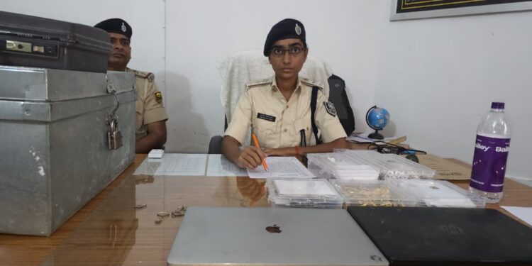 गोपालगंज :- पुलिस ने थावे थाना क्षेत्र के अमेठीखुर्द गांव में बड़े साइबर क्राइम मॉड्यूल का किया पर्दाफाश! छापेमारी में 1 करोड़ 5 लाख 49 हजार 850 रुपये नकद, सोना-चांदी के जेवर,85 एटीएम कार्ड, 75 पासबुक, लैपटॉप और कार बरामद