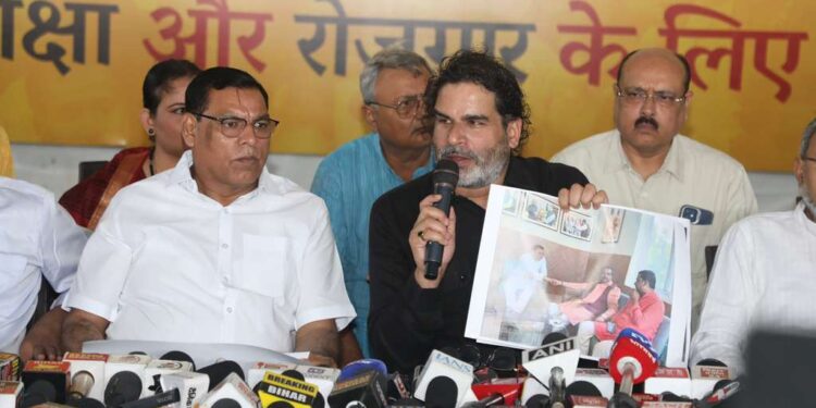 प्रशांत किशोर ने गृह मंत्री अमित शाह पर किया बड़ा हमला, बोले – चुनाव से पहले हार के डर से अमित शाह ने दानापुर के जन सुराज उम्मीदवार अखिलेश साह को दिनभर साथ बैठाकर रखा और नामांकन नहीं करने दिया