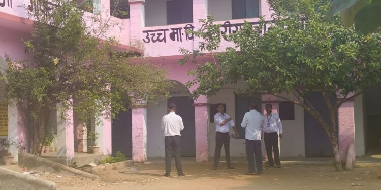 हथुआ विधान सभा क्षेत्र के सामान्य प्रेक्षक श्री अमित तोमर (भा0प्र0से0) द्वारा क्षेत्रान्तर्गत ग्राम छाप एवं ग्राम मिर्जापुर का निरीक्षण किया गया।