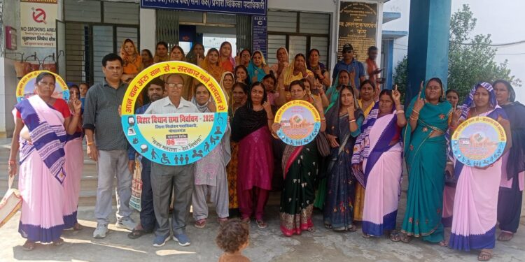 स्वास्थ्य कर्मियों ने ली सेल्फी, मतदाताओं को किया जागरूक