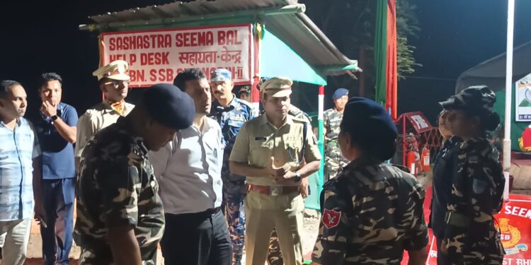 निर्वाचन की पारदर्शिता और सुरक्षा सुनिश्चित करने हेतु डीएम एवं एसपी ने किया इंडो–नेपाल बॉर्डर का निरीक्षण