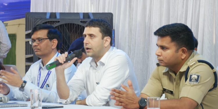 बिहार विधान सभा निर्वाचन —2025 शांति पूर्ण ,स्वच्छ ,निष्पक्ष एवं सहभागिता पूर्ण आयोजन के निमित जिला निर्वाचन पदाधिकारी रिची पांडेय एवं पुलिस अधीक्षक अमित रंजन ने रुन्नीसैदपुर एवं बेलसंड विधानसभा निर्वाचन क्षेत्र से संबंधित बी डी ओ ,सीओ, थाना प्रभारियों,सेक्टर पदाधिकारियों एवं सेक्टर पुलिस अधिकारियों की बैठक की