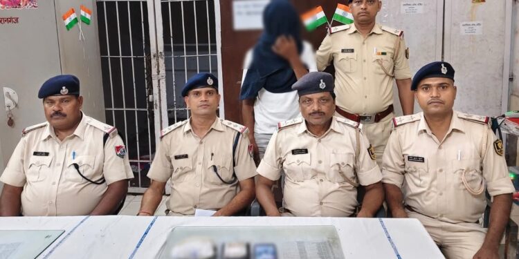 रेल पुलिस ने 40 लाख की ब्राउन शुगर पकड़ी:किशनगंज में प्लेटफॉर्म पर संदिग्ध से 200 ग्राम से अधिक जब्त, एक तस्कर हुआ गिरफ्तार