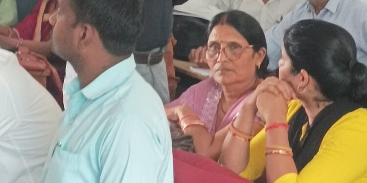 सीबीएसई स्कूल बसडिला , एम एम उर्दू तुरकहा और डीएवी थावे में तीन प्रशिक्षण स्थलों पर दो शिफ्ट में मतदान कार्मिकों को दी गई चुनाव प्रक्रिया की विस्तृत जानकारी*