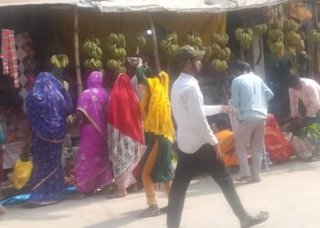 नौतन में छठ की खरीदारी को लेकर बाजारों में रौनक, सभी बाजारों में उमड़ी भीड़