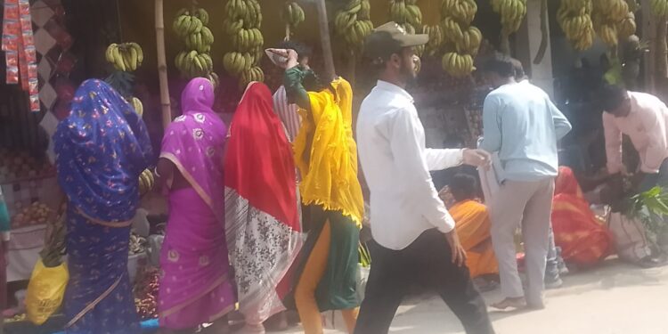 नौतन में छठ की खरीदारी को लेकर बाजारों में रौनक, सभी बाजारों में उमड़ी भीड़