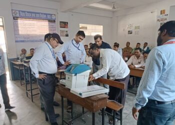 104 हथुआ विधान सभा क्षेत्र के सामान्य प्रेक्षक अमित तोमर (भा.प्र.से.) के द्वारा पूर्वाह्न में थावे के DAV विद्यालय में और कुचायकोट के CB SEC स्कूल में मतदान कर्मियों के चल रहे प्रशिक्षण का जिसमे मतदान के पूर्व मतदान के दौरान और मतदान के पश्चात् किये जाने सभी कार्यों की ट्रेनिंग का अवलोकन और निरीक्षण किया गया साथ ही सभी कर्मियों को प्रशिक्षण भी दिया गया.