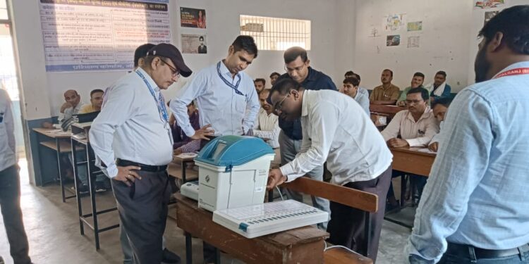 104 हथुआ विधान सभा क्षेत्र के सामान्य प्रेक्षक अमित तोमर (भा.प्र.से.) के द्वारा पूर्वाह्न में थावे के DAV विद्यालय में और कुचायकोट के CB SEC स्कूल में मतदान कर्मियों के चल रहे प्रशिक्षण का जिसमे मतदान के पूर्व मतदान के दौरान और मतदान के पश्चात् किये जाने सभी कार्यों की ट्रेनिंग का अवलोकन और निरीक्षण किया गया साथ ही सभी कर्मियों को प्रशिक्षण भी दिया गया.