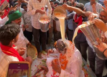 नारायणपुर में जनसंपर्क के दौरान विधायक को 1 क्विंटल दूध से नहलाया, किया भव्य स्वागत