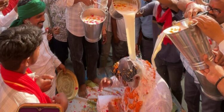 नारायणपुर में जनसंपर्क के दौरान विधायक को 1 क्विंटल दूध से नहलाया, किया भव्य स्वागत