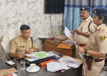 गोपालगंज :- बिहार विधानसभा चुनाव 2025 को लेकर पुलिस प्रशासन पूरी तरह मुस्तैद! एसपी अवधेश दीक्षित ने आज बरौली थाना का किया निरीक्षण
