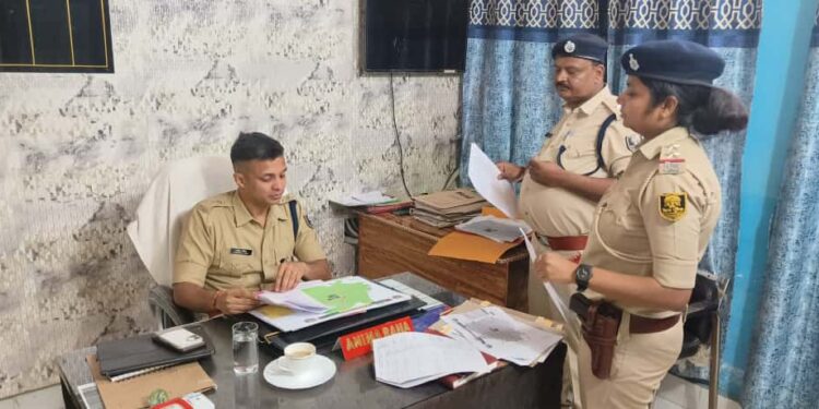 गोपालगंज :- बिहार विधानसभा चुनाव 2025 को लेकर पुलिस प्रशासन पूरी तरह मुस्तैद! एसपी अवधेश दीक्षित ने आज बरौली थाना का किया निरीक्षण
