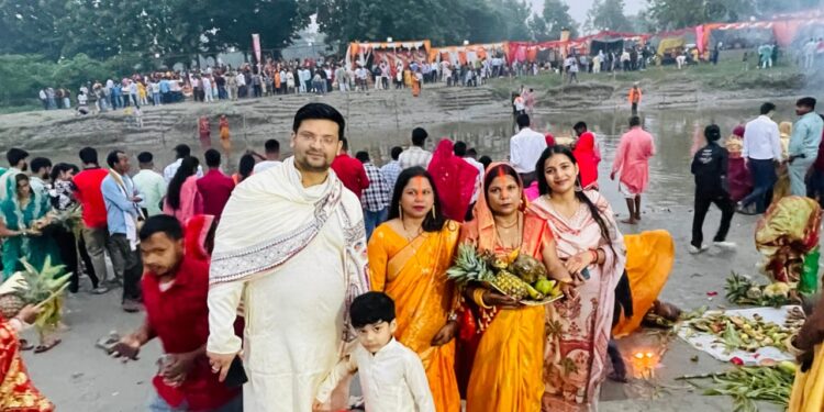 उदीयमान सूर्य को अर्घ्य के साथ संपन्न हुआ लोक आस्था का महापर्व, नौतन के सभी गांवों में रही धूम