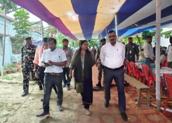 बैकुंठपुर एवं बरौली विधानसभा क्षेत्र में ईवीएम की कमीशनिंग प्रक्रिया संपन्न, जिला पदाधिकारी ने किया निरीक्षण