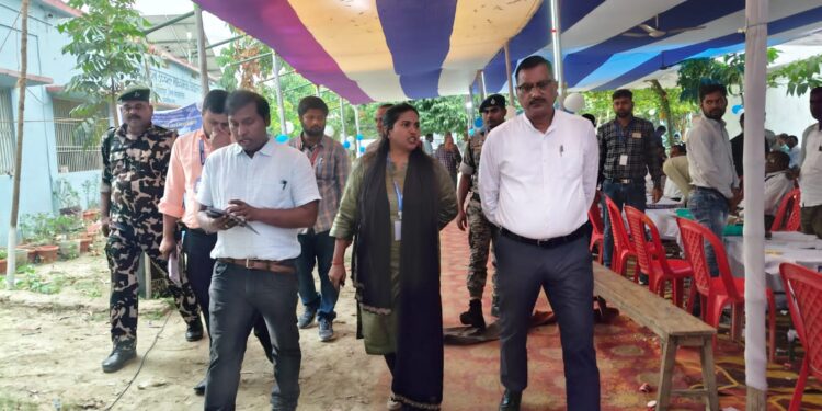 बैकुंठपुर एवं बरौली विधानसभा क्षेत्र में ईवीएम की कमीशनिंग प्रक्रिया संपन्न, जिला पदाधिकारी ने किया निरीक्षण