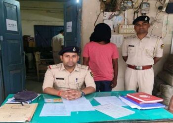 सक्रिय पुलिसिंग के तहत सिवान पुलिस की बड़ी कार्रवाई, मैरवा थाना पुलिस टीम द्वारा सिवान जिला के 25 हज़ार का इनामी एवं वांछित अपराधी विक्की चौहान को किया गया गिरफ्तार