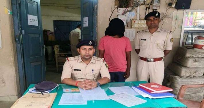 सक्रिय पुलिसिंग के तहत सिवान पुलिस की बड़ी कार्रवाई, मैरवा थाना पुलिस टीम द्वारा सिवान जिला के 25 हज़ार का इनामी एवं वांछित अपराधी विक्की चौहान को किया गया गिरफ्तार