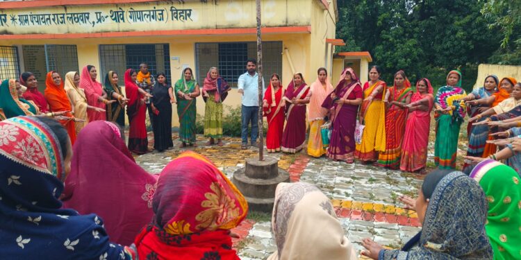 लछवार में सैकड़ों महिलाओं ने लिया संकल्प — 6 नवंबर को पहले करेंगे मतदान
