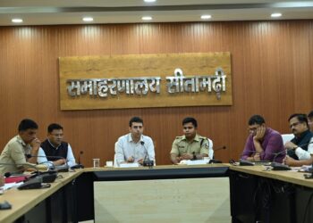 निर्वाचन की तैयारियों को लेकर जिला निर्वाचन पदाधिकारी की अध्यक्षता में समीक्षा बैठक आयोजित