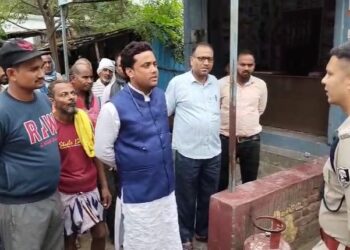 गोपालगंज=जिले के अति संवेदन शील मतदान केन्द्रों पर एसपी ने किया निरीक्षण