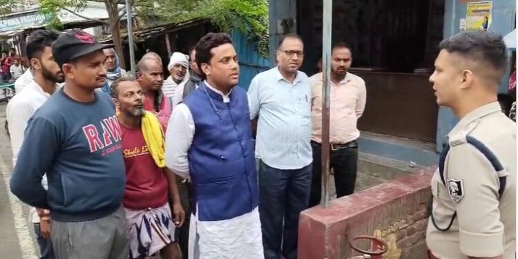 गोपालगंज=जिले के अति संवेदन शील मतदान केन्द्रों पर एसपी ने किया निरीक्षण