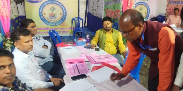 सेवा मतदाता, विशेष मतदाताओं, निर्वाचन कार्य पर तैनात कर्मियों इत्यादि के लिए आज दूसरे दिन पोस्टल बैलट से मतदान हुआ