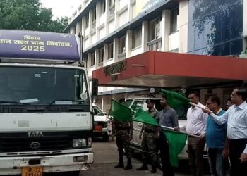 गांव-गांव जाकर मतदाताओं को जागरूक करेगी वीडियो वैन, डीएम ने दिखाई हरी झंडी