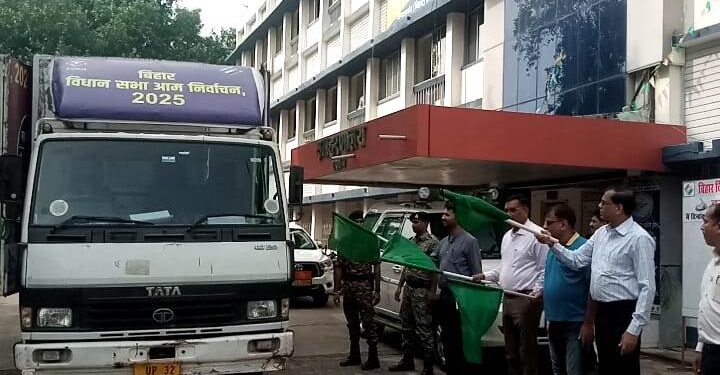 गांव-गांव जाकर मतदाताओं को जागरूक करेगी वीडियो वैन, डीएम ने दिखाई हरी झंडी