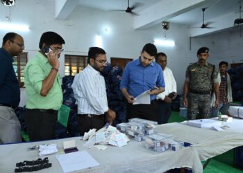 जिलाधिकारी ने किया मतदान सामग्री कोषांग का निरीक्षण