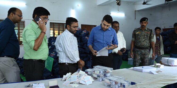जिलाधिकारी ने किया मतदान सामग्री कोषांग का निरीक्षण