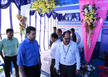 मतदान कर्मियों को दिए जा रहे प्रशिक्षण का जिलाधिकारी ने किया निरीक्षण