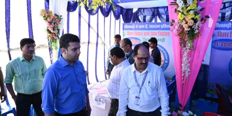 मतदान कर्मियों को दिए जा रहे प्रशिक्षण का जिलाधिकारी ने किया निरीक्षण