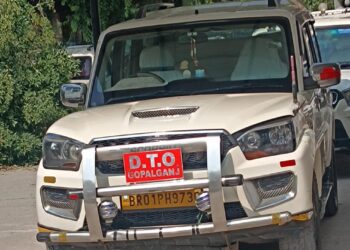 ये तो गोपालगंज के परिवहन पदाधिकारी की गाड़ी है हुजूर इनका चालान कौन करेगा…??