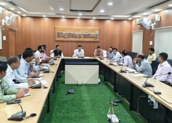 निर्वाचन की तैयारियों को लेकर जिला निर्वाचन पदाधिकारी की अध्यक्षता में समीक्षा बैठक आयोजित