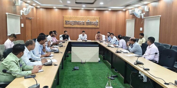 निर्वाचन की तैयारियों को लेकर जिला निर्वाचन पदाधिकारी की अध्यक्षता में समीक्षा बैठक आयोजित