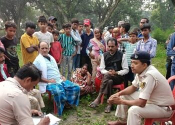 बड़हरिया थाना के तेतहली हरपुर गांव के खिलौना बेचने वाला लालचंद का शव पेड़ से लटका मिला