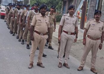 नौतन पुलिस ने पहले चरण चुनाव को लेकर किया फ्लैग मार्च