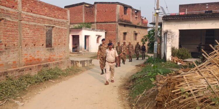 विधानसभा चुनाव शांतिपूर्ण और निष्पक्ष कराने के उद्देश्य से कटेया पुलिस ने किया फ्लेग मार्च