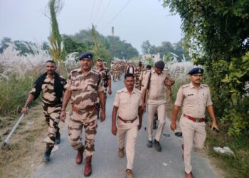 बिहार विधान सभा चुनाव को लेकर धनौती थाना क्षेत्र में पुलिस का फ्लैग मार्च