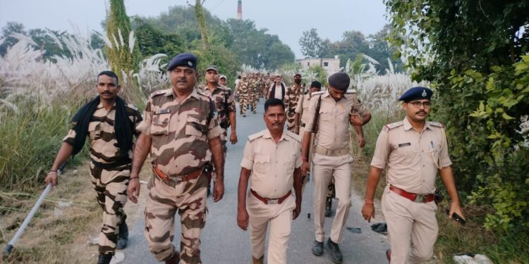 बिहार विधान सभा चुनाव को लेकर धनौती थाना क्षेत्र में पुलिस का फ्लैग मार्च