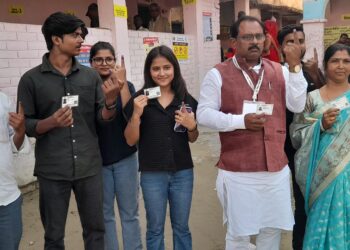 खलवां में जीरादेई विधायक ने परिवार संग किया मतदान