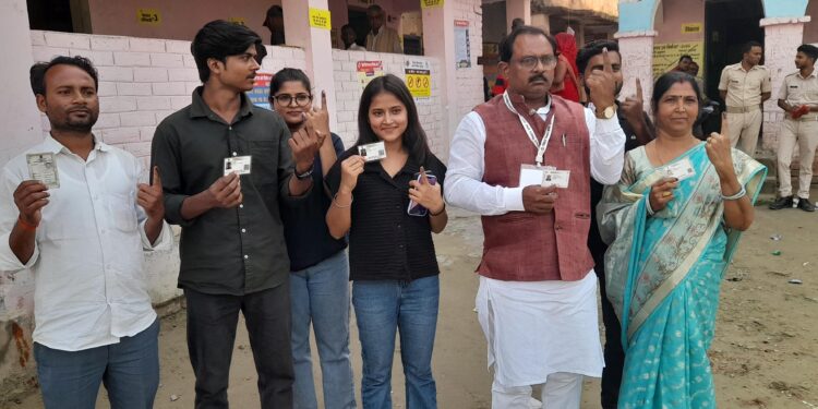 खलवां में जीरादेई विधायक ने परिवार संग किया मतदान