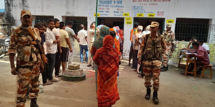 नौतन प्रखंड क्षेत्र में 63.03 प्रतिशत हुआ मतदान, महिला वोटरों ने पुरुषों को पछाड़ा