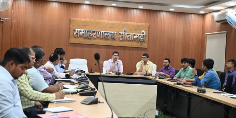 निर्वाचन की तैयारियों को लेकर जिला निर्वाचन पदाधिकारी की अध्यक्षता में समीक्षा बैठक आयोजित