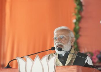 प्रधानमंत्री की सभा में दूसरी पंक्ति में बैठे पिंटू, सियासी हलकों में चर्चा तेज़ — ‘ऊपर से हुआ इशारा’ के कयास