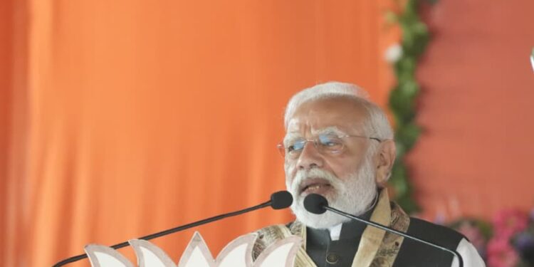 प्रधानमंत्री की सभा में दूसरी पंक्ति में बैठे पिंटू, सियासी हलकों में चर्चा तेज़ — ‘ऊपर से हुआ इशारा’ के कयास