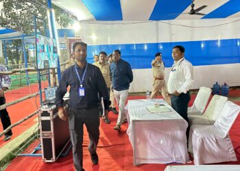 थावे स्थित स्ट्रॉन्ग रूम व मतगणना केंद्र का जिला पदाधिकारी ने किया निरीक्षण