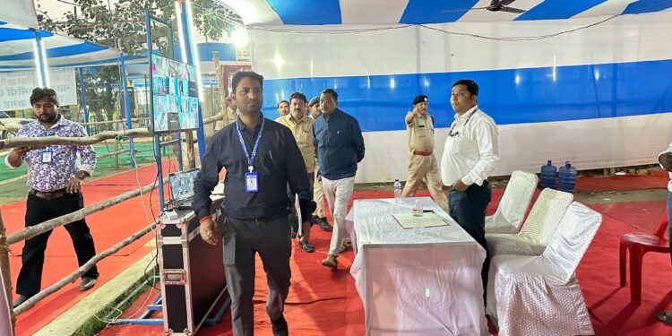 थावे स्थित स्ट्रॉन्ग रूम व मतगणना केंद्र का जिला पदाधिकारी ने किया निरीक्षण