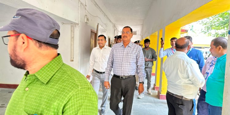 जिला पदाधिकारी ने मतगणना प्रशिक्षण केंद्र का किया निरीक्षण
